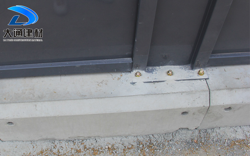 A類鋼結構圍擋，圍擋安裝基礎水泥塊